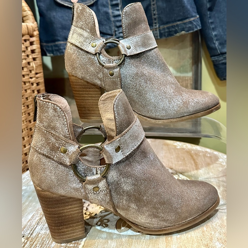 EUC Seychelles Moto Inspired Metallic Suede Ankle Bootie. Size 8 - Picture 4 of 11